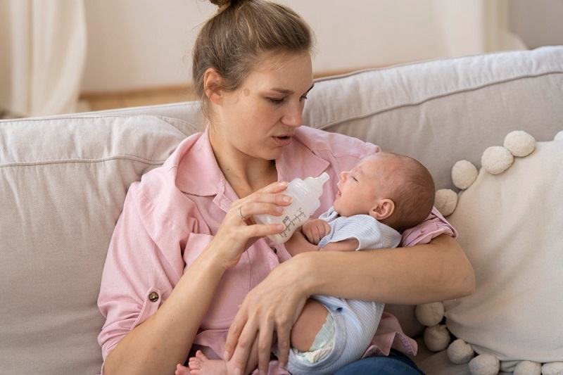 De ce bebelusul refuza laptele? 10 cauze frecvente si cand trebuie sa mergi la medic